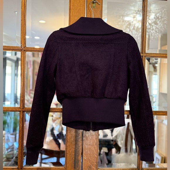 Women’s coat in a deep purple. Front zipper Slightly cropped. Size small. - Picture 5 of 8
